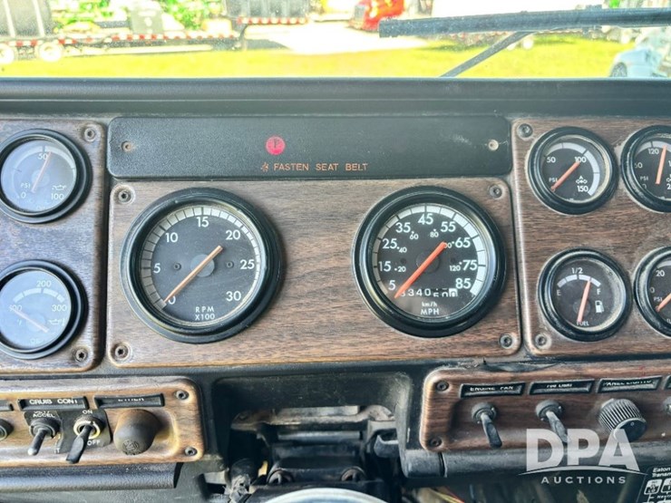 1993-freightliner-fld120-image-95