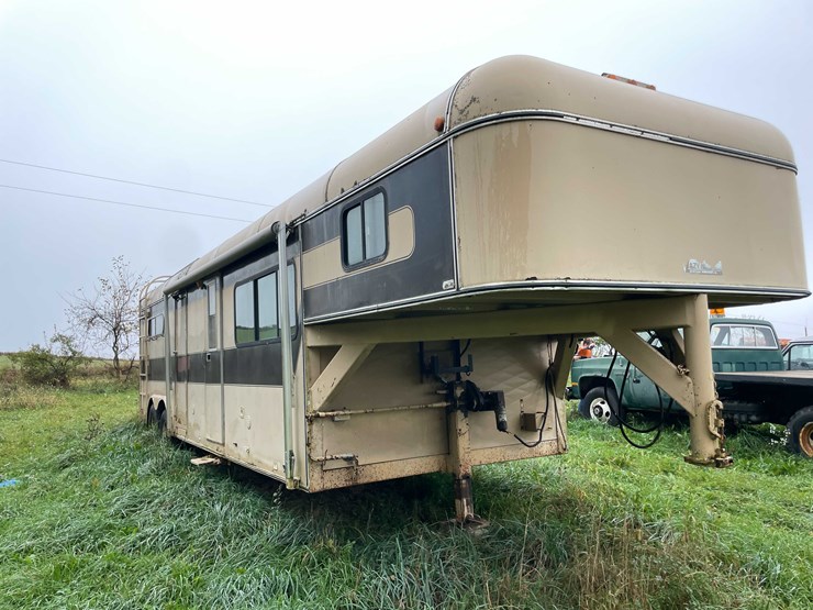 #8044-•-1986-3-horse-gooseneck-camper-trailer-(no-title)-image-3