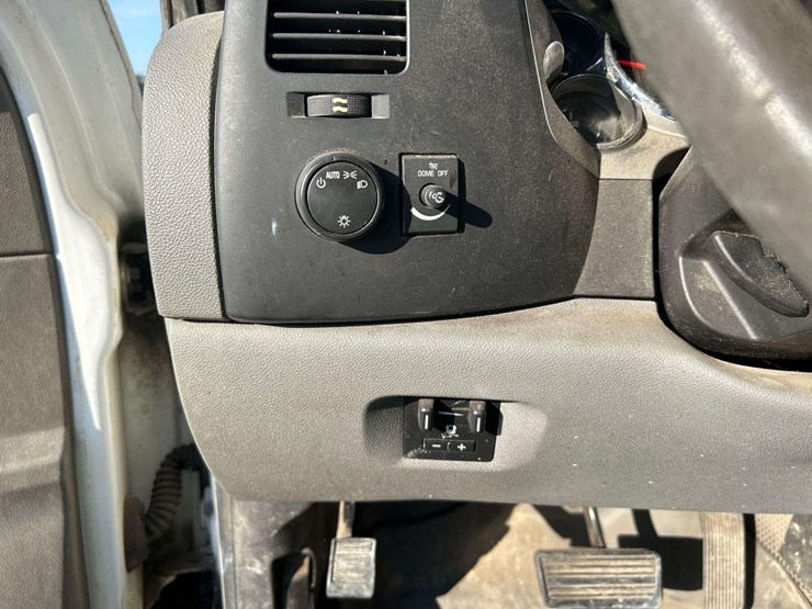 2013-chevrolet-silverado-3500hd-image-16