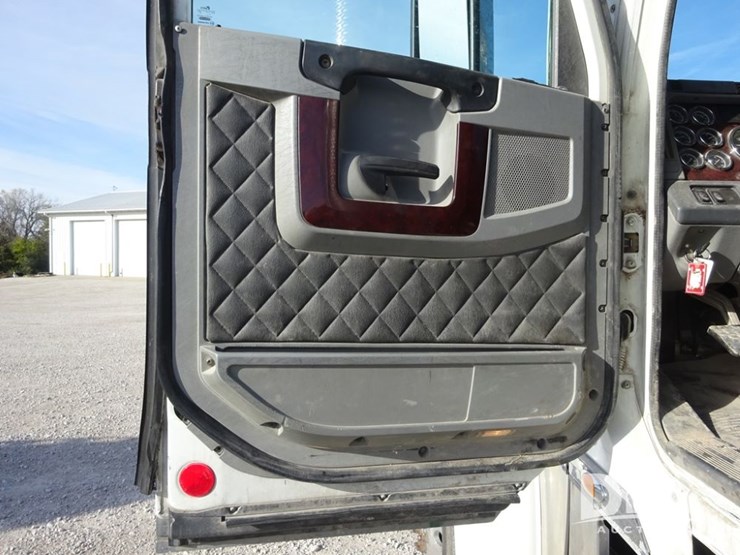 2016-freightliner-coronado-day-cab-glider-truck-(pz13983,-unit-716)-image-89