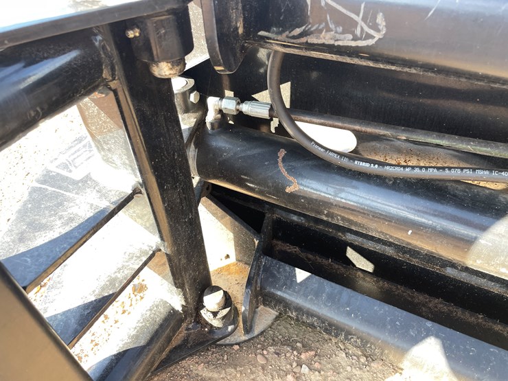 #4086-•-john-deere-pro-ah80-bale-squeeze-attachment-image-11