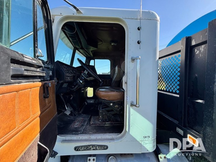 1993-freightliner-fld120-image-84