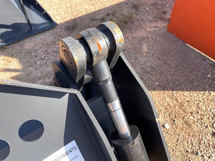 #4078-•-72"-4-in-1-bucket-attachment-image-10