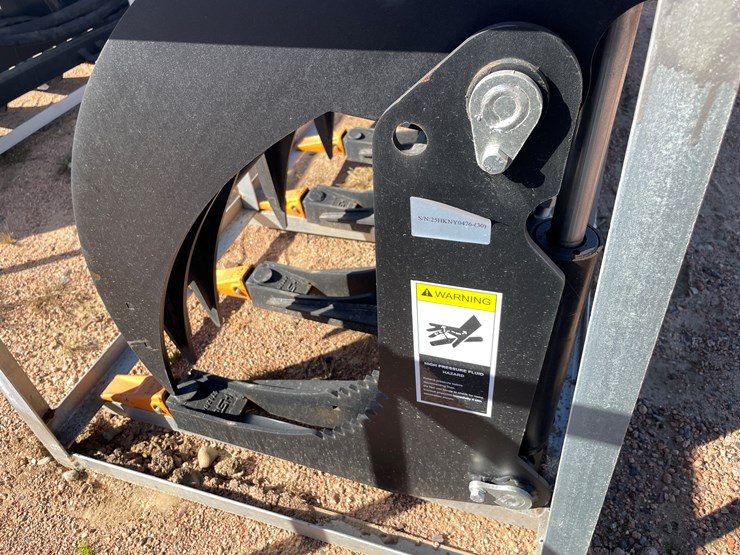 #4102-•-78"-heavy-brush-grapple-bucket-attachment-image-8
