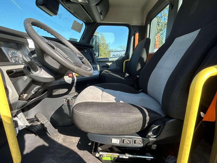 2021-freightliner-cascadia-116-image-11