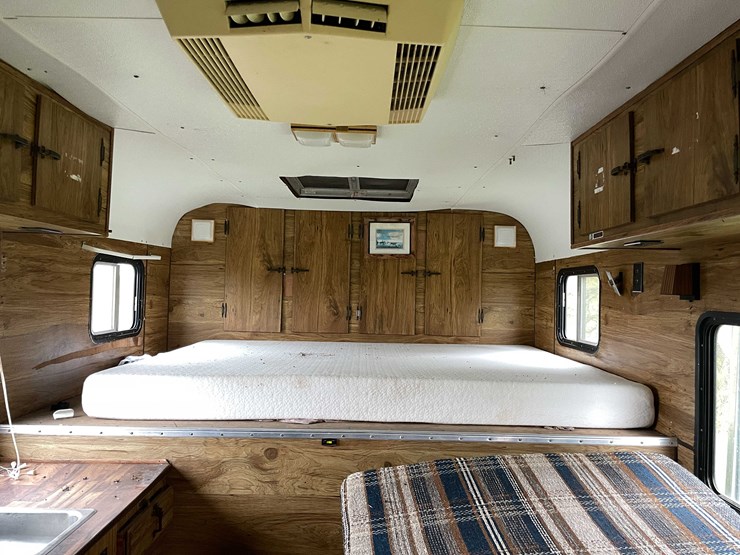 #8044-•-1986-3-horse-gooseneck-camper-trailer-(no-title)-image-68