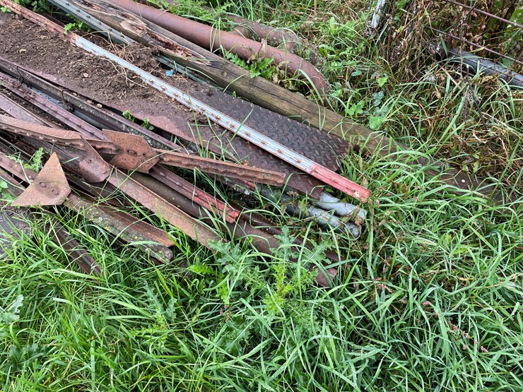 #9610-•-pile-of-miscellaneous-metal-image-14