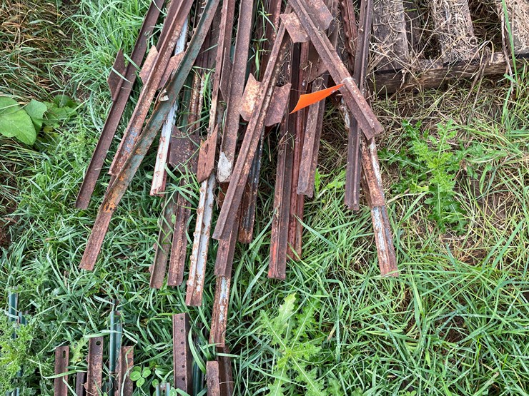 #9609-•-(2)-pallets-steel-t-posts-image-10