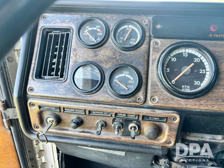 1993-freightliner-fld120-image-94