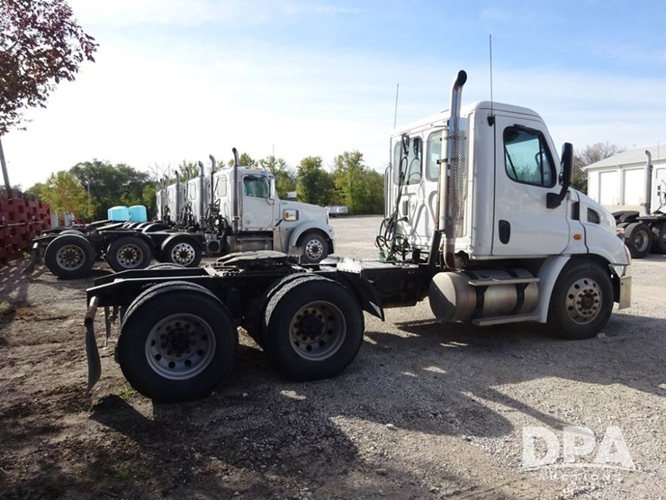 2018-freightliner-cascadia-day-cab-truck-(pz13986,-unit-405)-image-15