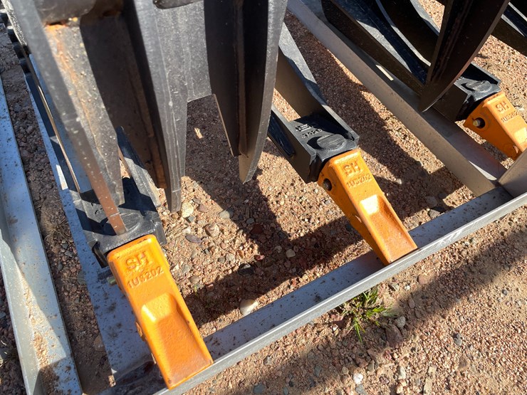 #4102-•-78"-heavy-brush-grapple-bucket-attachment-image-3