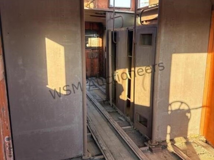 caboose-rail-car-w/-trucks-&-rail-section-image-25