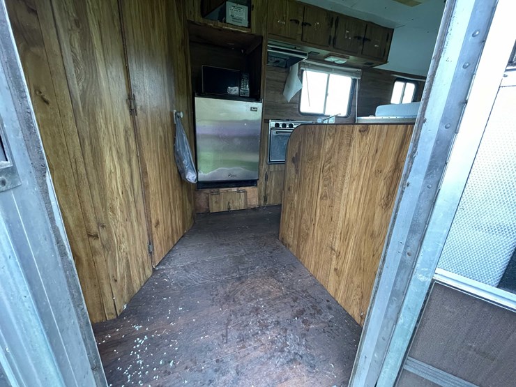 #8044-•-1986-3-horse-gooseneck-camper-trailer-(no-title)-image-56