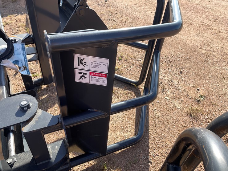 #4085-•-wolverine-skidsteer-bale-squeeze-attachment-image-9