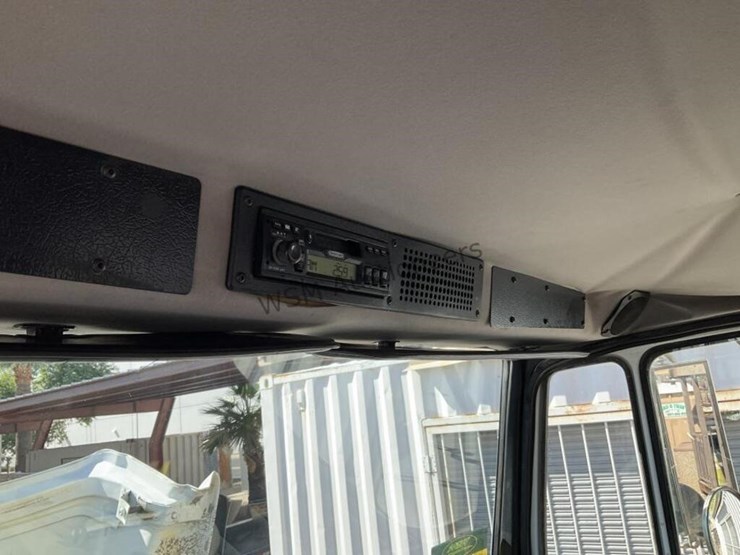 2003-freightliner-fl80-image-26