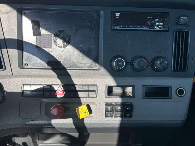 2021-freightliner-cascadia-116-image-15