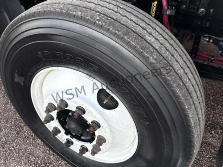 2012-freightliner-m2-106-image-13