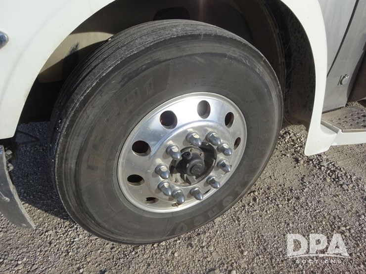 2016-freightliner-coronado-day-cab-glider-truck-(pz13982,-unit-720)-image-38