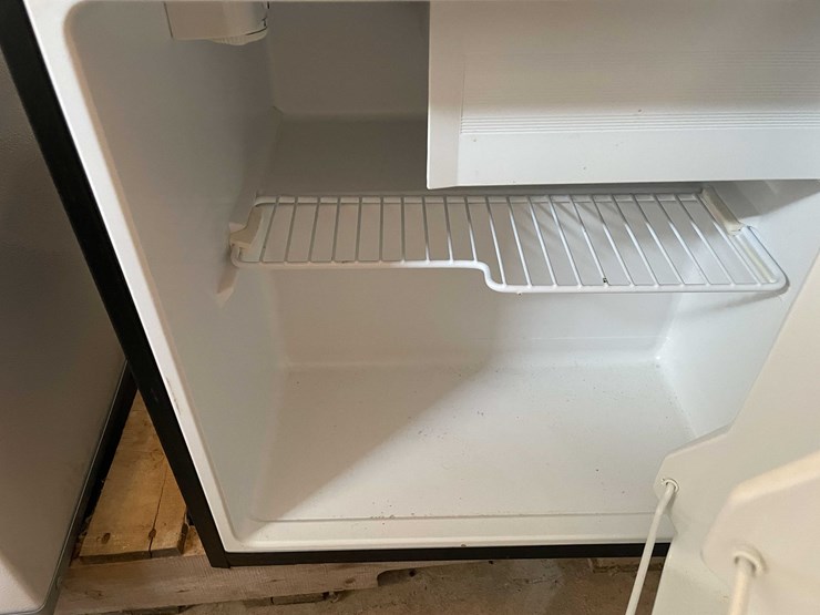 #6620-•-mini-fridge-image-9