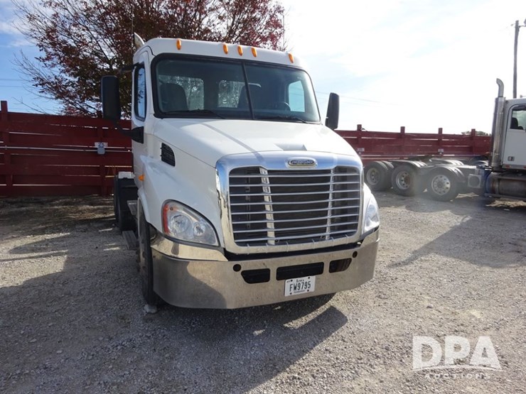 2018-freightliner-cascadia-day-cab-truck-(pz13986,-unit-405)-image-7