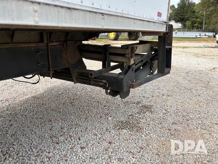 2000-freightliner-fl70-image-29