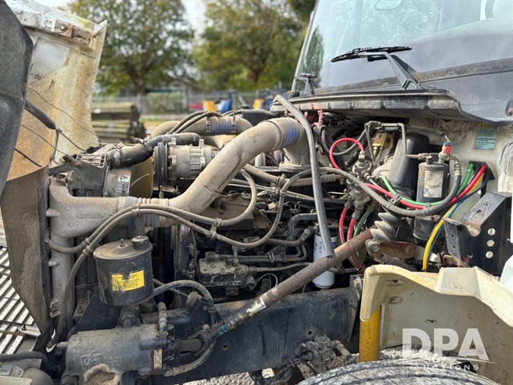 2000-freightliner-fl70-image-42