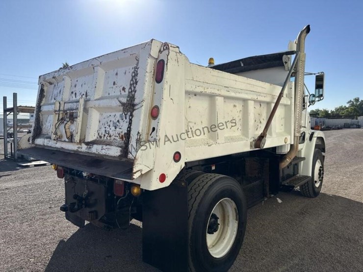 2004-freightliner-fl70-image-6