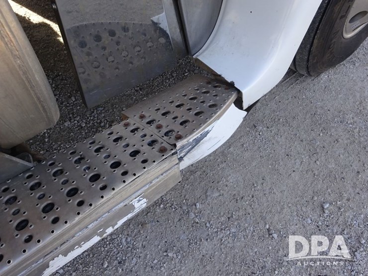 2017-freightliner-coronado-day-cab-glider-truck-(pz13993,-unit-725)-image-85