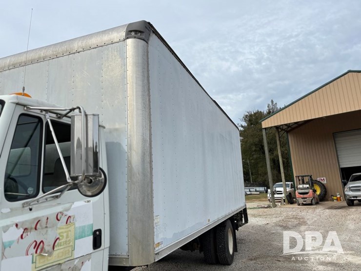 2000-freightliner-fl70-image-20