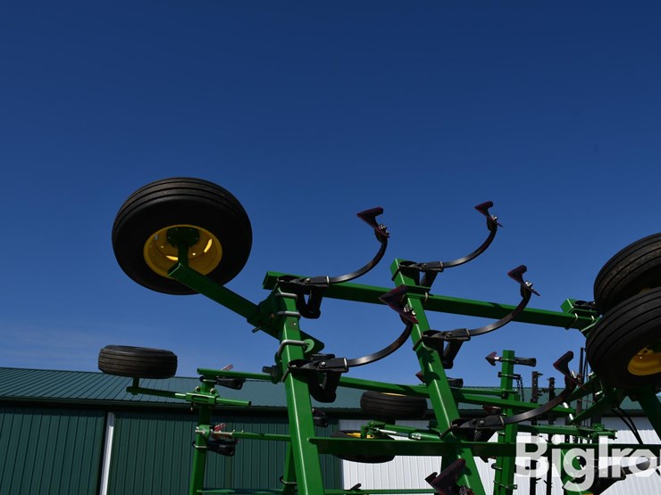 2013-john-deere-2210l-image-14