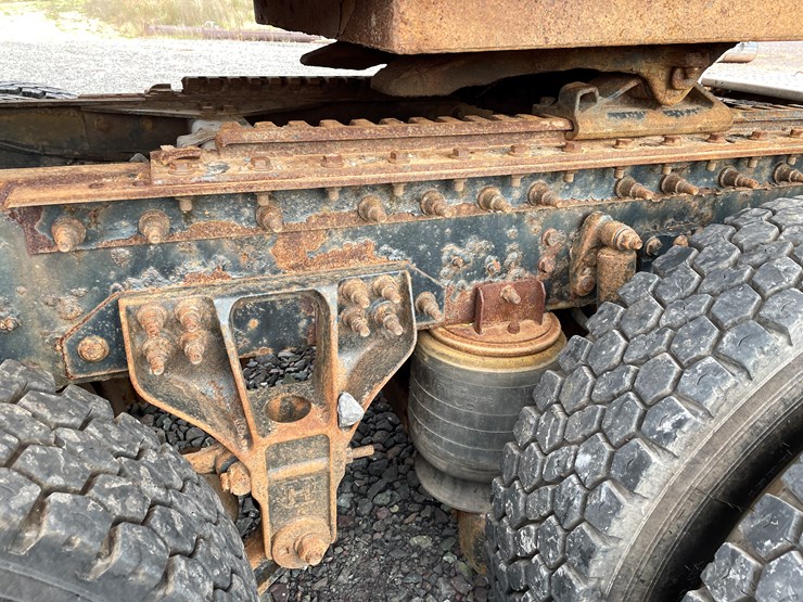 #1002-•-2021-international-semi-tractor-(has-mi-title)-image-23