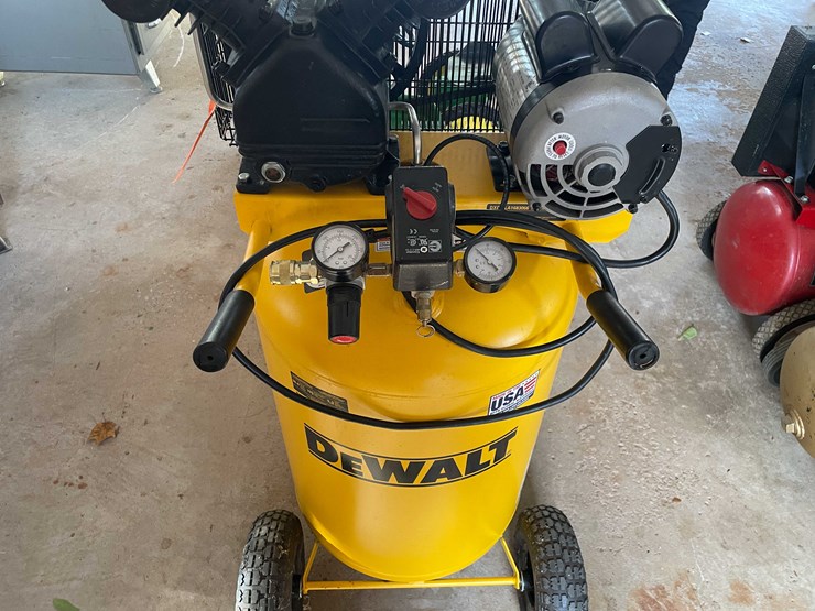 #6606-•-dewalt-air-compressor-image-16
