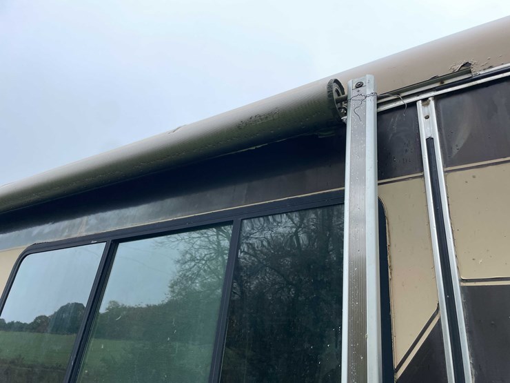 #8044-•-1986-3-horse-gooseneck-camper-trailer-(no-title)-image-28