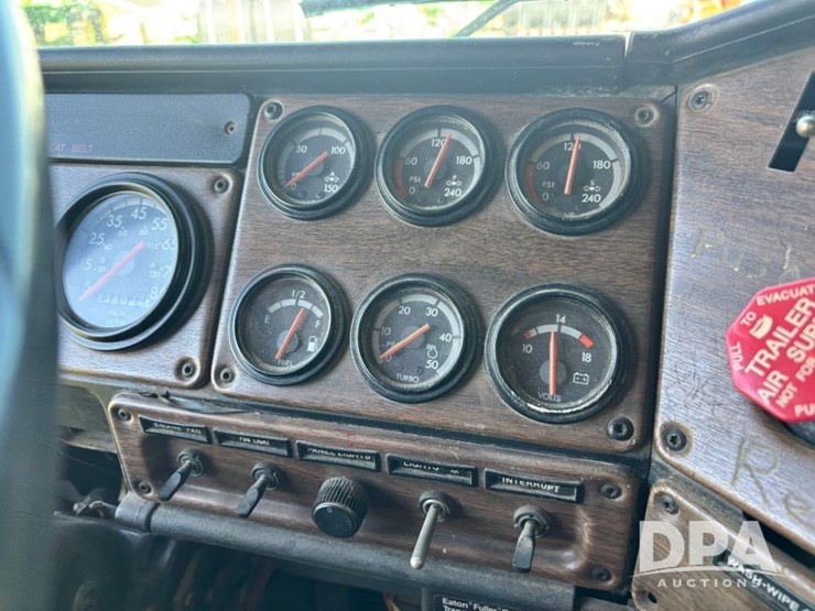 1993-freightliner-fld120-image-96