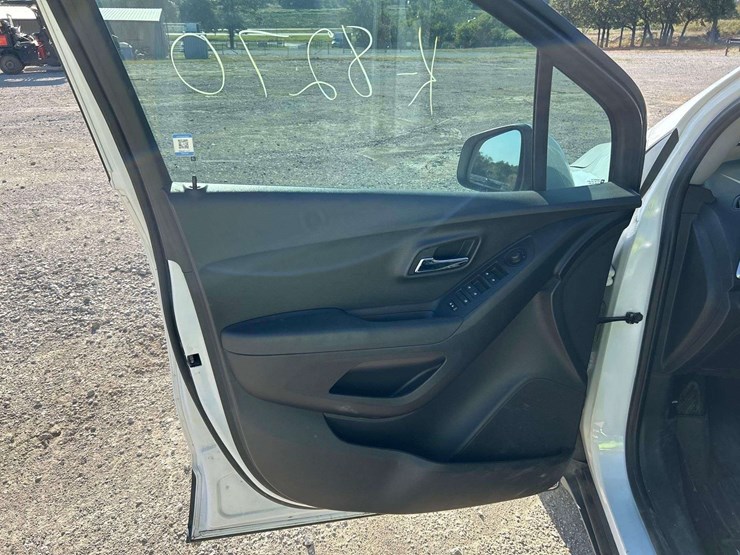 2017-chevrolet-trax-ls-suv-image-10