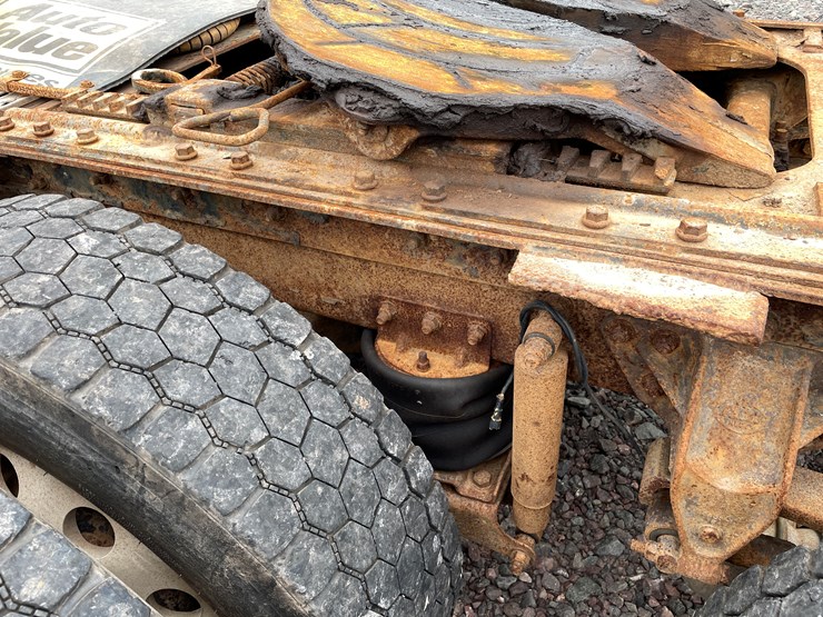 #1000-•-2005-mack-semi-tractor-(has-mi-title)-image-15