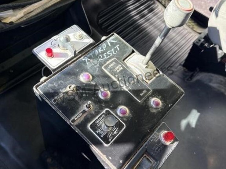 2004-freightliner-fl70-image-23