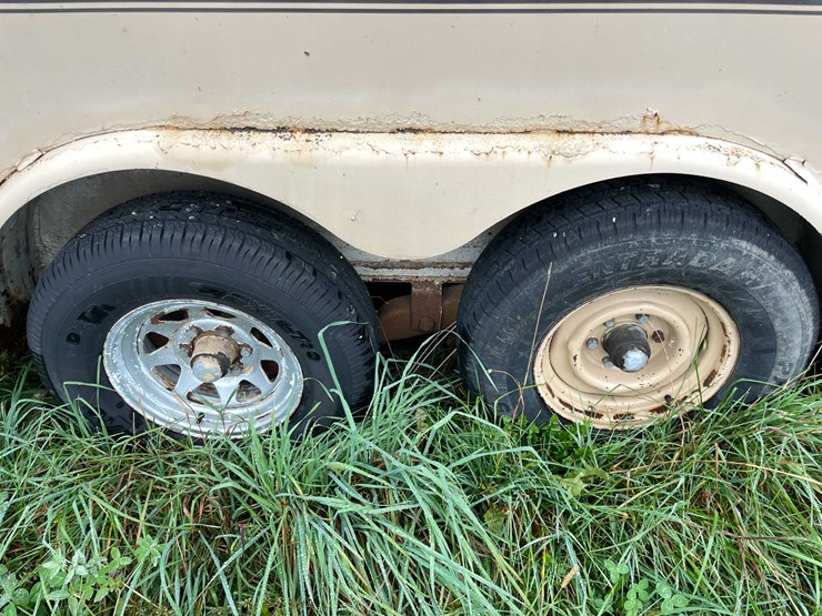 #8044-•-1986-3-horse-gooseneck-camper-trailer-(no-title)-image-44