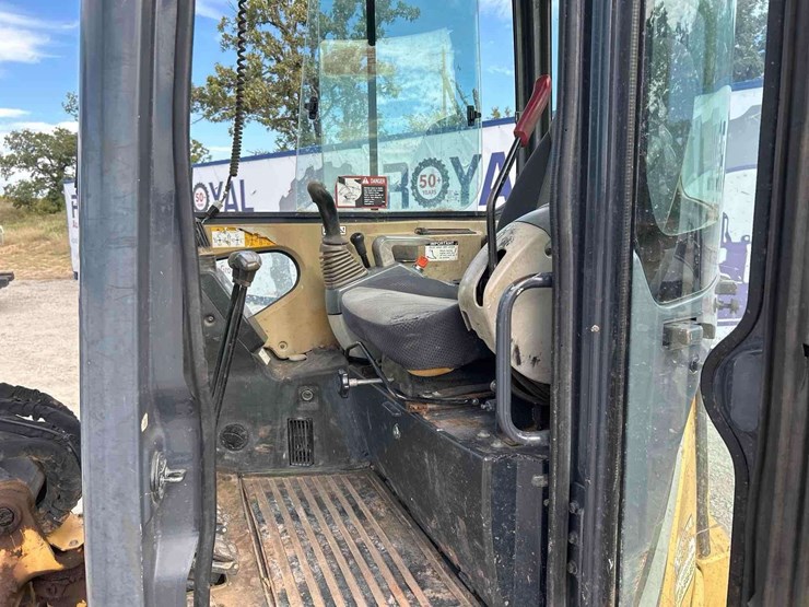 2013-deere-35d-image-10