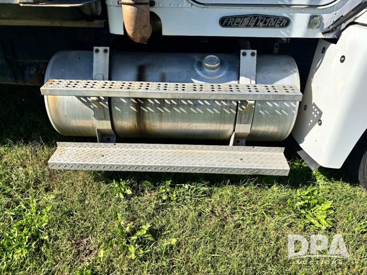 1993-freightliner-fld120-image-56