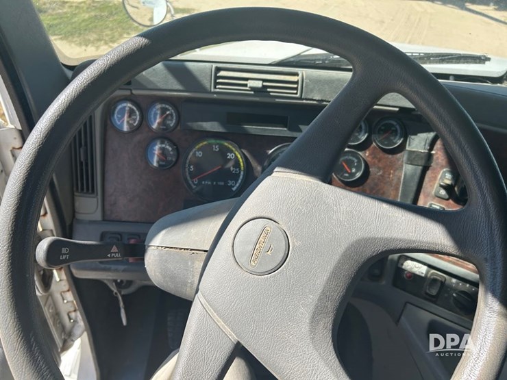 2006-freightliner-century-dry-truck-(cp1180-unit-16052)-image-38