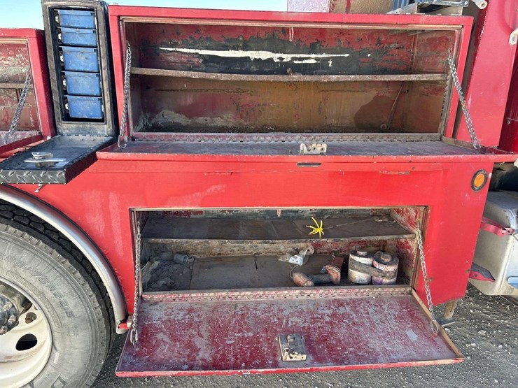 2019-freightliner-day-cab-image-26