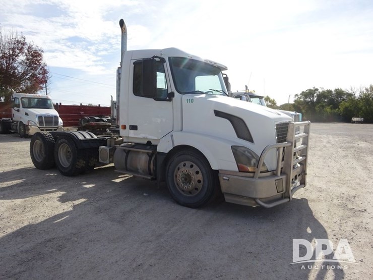 2007-volvo-vnl-day-cab-truck-(pz13987,-unit-110)-image-12