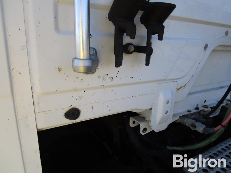 2000-freightliner-fl70-image-10