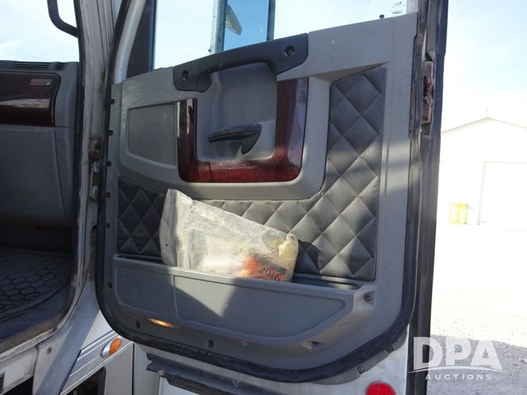 2016-freightliner-coronado-day-cab-glider-truck-(pz13983,-unit-716)-image-85