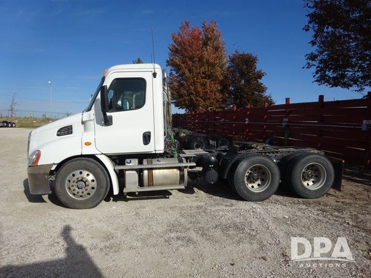 2018-freightliner-cascadia-day-cab-truck-(pz13986,-unit-405)-image-30