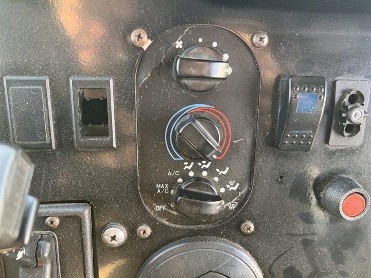 2006-freightliner-mt45-image-35