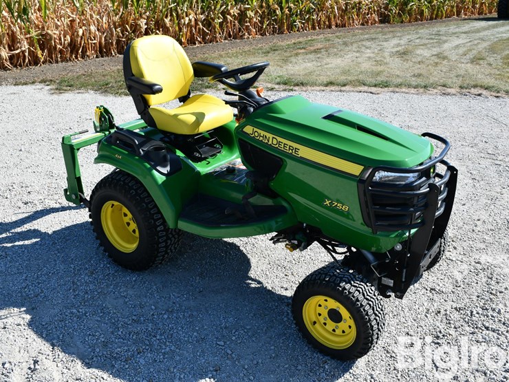 2018-john-deere-x758-image-3