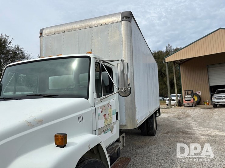 2000-freightliner-fl70-image-18