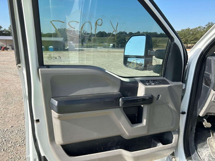 2022-ford-f250-xl-image-11